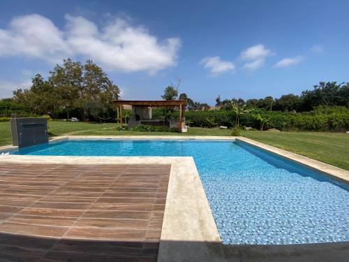 ein Swimmingpool in einem Hof mit einem Pavillon in der Unterkunft Casa de campo en Hacienda San Andres in San Andrés