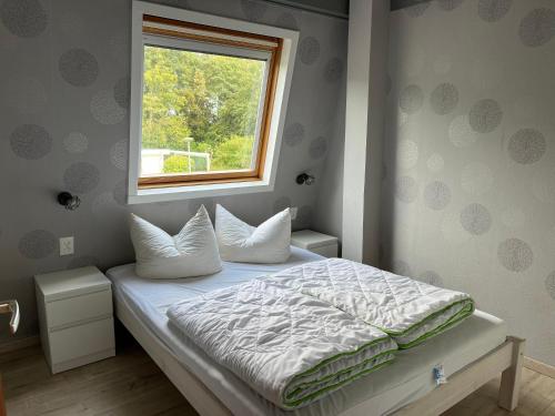 a bed in a bedroom with a window at Piratennest Breskens in Breskens