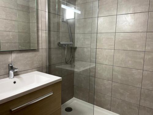 une salle de bain avec douche et lavabo dans l'établissement Résidence La Clef - Appartement au coeur des Coches MAE-0181, à Aime La Plagne