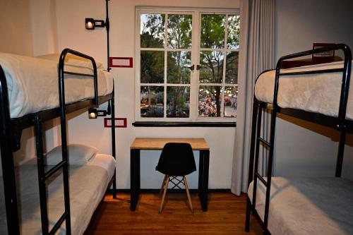 Кровать или кровати в номере Hostel Mundo Joven Catedral