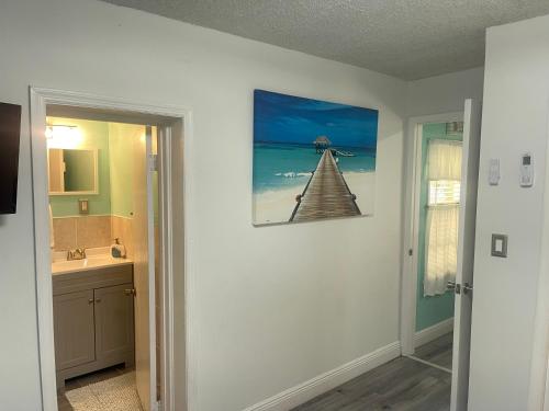 Ένα μπάνιο στο Convenient and Private Downtown 1BR Near Beach