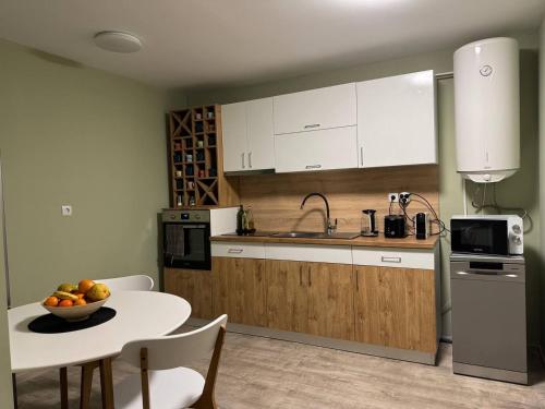 Kuchyň nebo kuchyňský kout v ubytování Olive Apartment with terrace B100 in Grand Resort Pamporovo