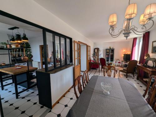 une cuisine et une salle à manger avec une table et des chaises dans l'établissement Le Domaine des Vignes - FR-1-583-366, à Chargey-lès-Gray
