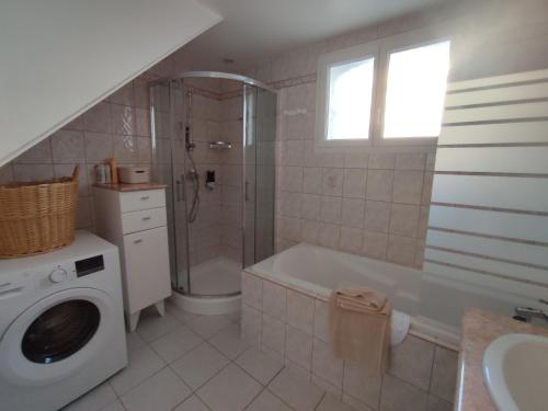 Ένα μπάνιο στο Gîte confortable avec cheminée et parking, proche Verdun - FR-1-585-159