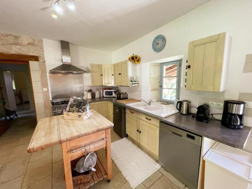 Fotografie z fotogalerie ubytování Gîte en Touraine avec piscine privée, spa et WiFi - FR-1-381-601 v destinaci Cussay