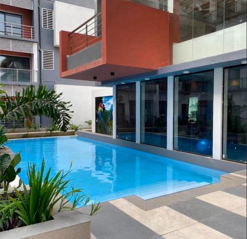 ein Swimmingpool mitten in einem Gebäude in der Unterkunft Delightful 1-Bedroom Apartment at Aquaview in Bijilo