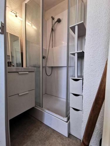une salle de bain avec douche en verre dans l'établissement Résidence Le Carlton - 2 Pièces 4 couchages PORT LEUCATE. Réf: 2CAR_128AC MAE-0911, à Leucate