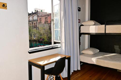 Кровать или кровати в номере Hostel Mundo Joven Catedral