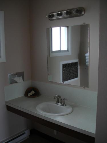 a bathroom with a sink and a mirror at Tops Motel in Burley