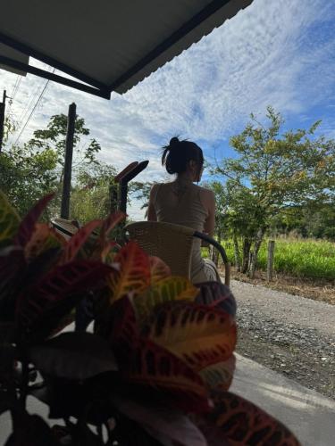 a woman sitting in a chair on a train at apartamento tranquilo rodeado de zonas verdes in Acacías