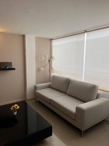 una sala de estar con un sofá y una mesa en Apartamento Entero Sector Exclusivo De Zipaquira, en Zipaquirá