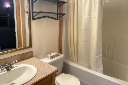 une salle de bain avec un lavabo, des toilettes et une douche dans l'établissement Cornerstone Lodge by Park Vacation Management, à Fernie