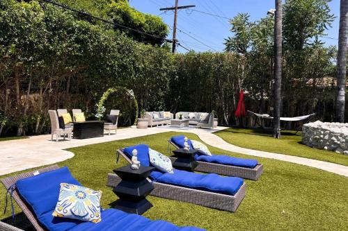 a yard with couches and chairs on the grass at Luxury Oasis in Central Encino w Pool & Spa Topeka in Los Angeles