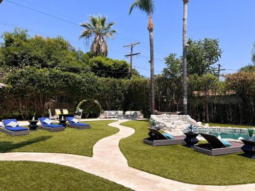 a lawn with lounge chairs and a swimming pool at Luxury Oasis in Central Encino w Pool & Spa Topeka in Los Angeles