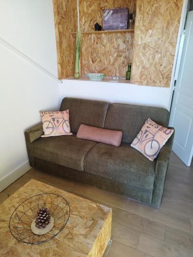 un salon avec un canapé et une table dans l'établissement T3 vue mer avec accès à la plage, wifi, clim - dansnotreappart-com -, à Valras-Plage