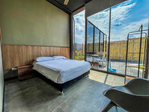 a bedroom with a bed and a large window at G1 Village - Cabaña Modular Campestre con Piscina - Recepción Digital 24H - Vereda Aparco, Ibagué in Ibagué