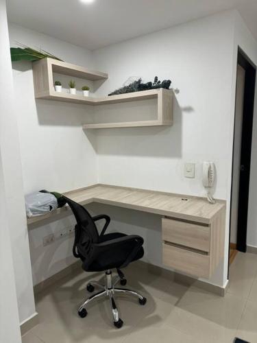 トゥンハにある302 Apartamentoの- コンピュータデスク(黒い椅子付)