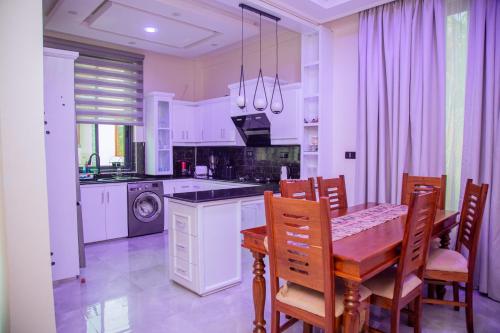 Kuchyň nebo kuchyňský kout v ubytování Hallaweeya&Bright