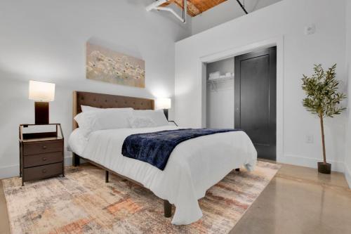 Giường trong phòng chung tại Industrial Loft Living 2BR 2BA