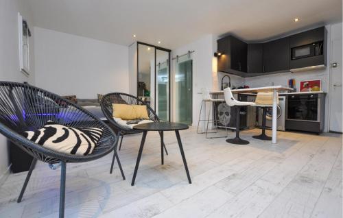 un salon avec deux chaises et une table dans l'établissement Amazing Apartment In Sainte-Maxime, à Sainte-Maxime