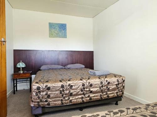 Postel nebo postele na pokoji v ubytování 45 On Avenal Motel