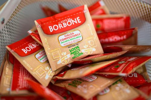 een mand gevuld met pakjes Chinees eten bij Appartamento 3 in Catania