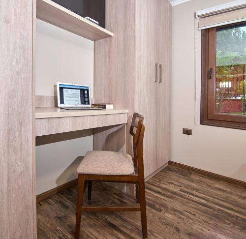a room with a desk with a laptop on it at Mirabosque aparment Ejecutivos 8 in Osorno