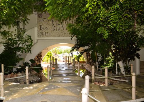 an archway with a sign that reads sonneau les castles at Bon Jesus Hotel in Costa Esmeralda