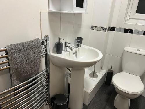 Ванная комната в Walnut Apartments