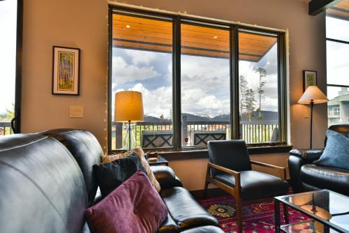 Χώρος καθιστικού στο Lodgepole Lookout: Panoramic Mountain Views