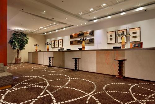 a large lobby with a reception desk and a counter at Hotel Royal Hsinchu in Hsinchu City
