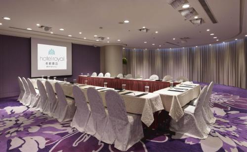 a meeting room with a long table and white chairs at Hotel Royal Hsinchu in Hsinchu City