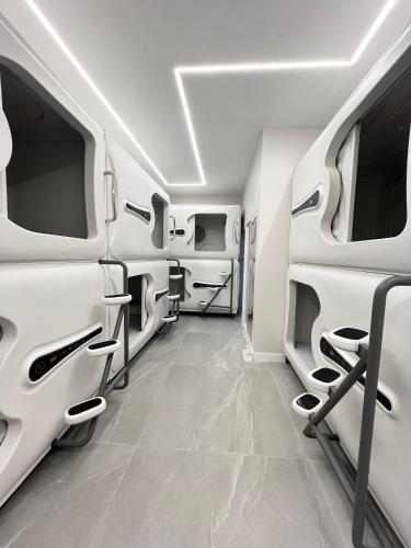 Hostel Space Capsuleにあるテレビまたはエンターテインメントセンター