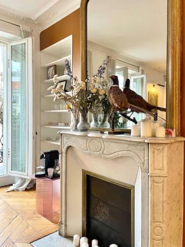 ParisHome! Double Balcony, Art & Designer Touches