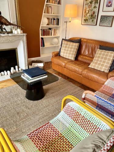 un salon avec un canapé et une table basse dans l'établissement ParisHome! Double Balcony, Art & Designer Touches, à Paris