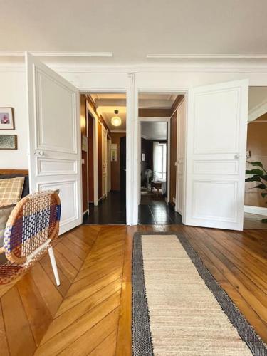 - un salon avec une chaise et du parquet dans l'établissement ParisHome! Double Balcony, Art & Designer Touches, à Paris