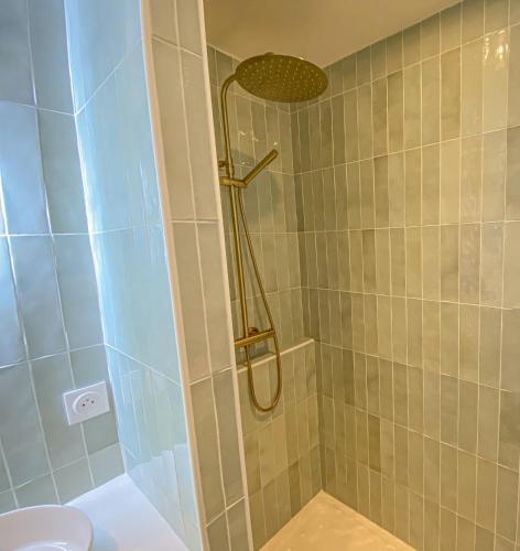 une salle de bain avec une douche avec un lavabo et des toilettes dans l'établissement Appartement climatisé Vieux Port, rénové et cosy, à Marseille