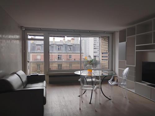 Eiffel Tower spacious 2-bedroom, 2-bathroom quiet apartment, elegant and peaceful
