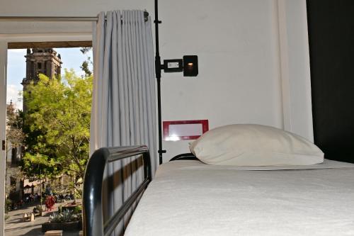 Кровать или кровати в номере Hostel Mundo Joven Catedral