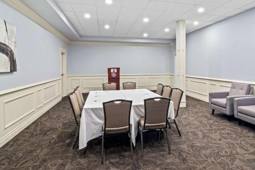 a conference room with a table and chairs at Best Western Plus Pitt Meadows Inn & Suites in Pitt Meadows