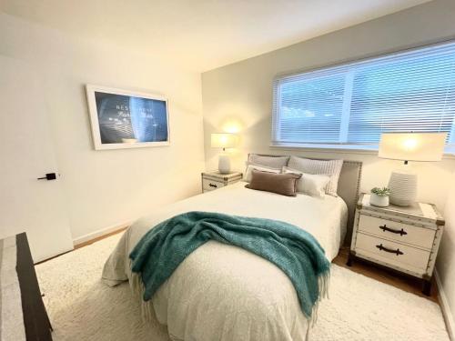a bedroom with a bed with a green blanket on it at Nicely Furnished 2BR Menlo Park Apartment in Menlo Park