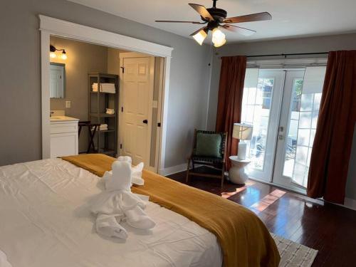 Ένα ή περισσότερα κρεβάτια σε δωμάτιο στο Charming Bungalow in Tampa