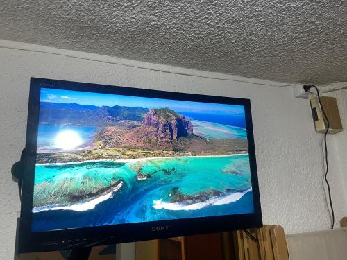 Μια τηλεόραση ή/και κέντρο ψυχαγωγίας στο Alojamiento en Barañain