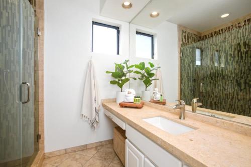 Un baño de KBM Resorts FREE CAR Residences at Napili Bay Massive 3-Bedroom Condo 30 seconds from Napili Bay NPG-C11