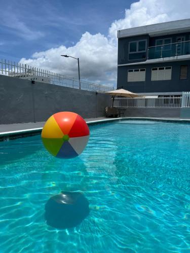 Baseinas apgyvendinimo įstaigoje Posada Centric Studio Isla Verde arba netoliese