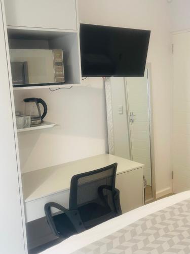 Μια τηλεόραση ή/και κέντρο ψυχαγωγίας στο Private Luxury Room by 29 Holborn