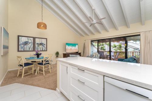Телевизор и/или развлекательный центр в New Luxury, Family 2-2, Walk to Beach, Ocean View LSV12