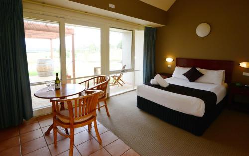 Habitación de hotel con cama, mesa y ventana en Rothbury Escape, en Rothbury