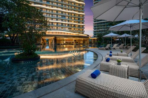 Bazén v ubytování Crowne Plaza Sanya Yazhou Bay by IHG nebo v jeho okolí