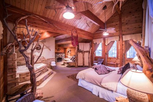 Postel nebo postele na pokoji v ubytování Cottage Inn At Lake Tahoe